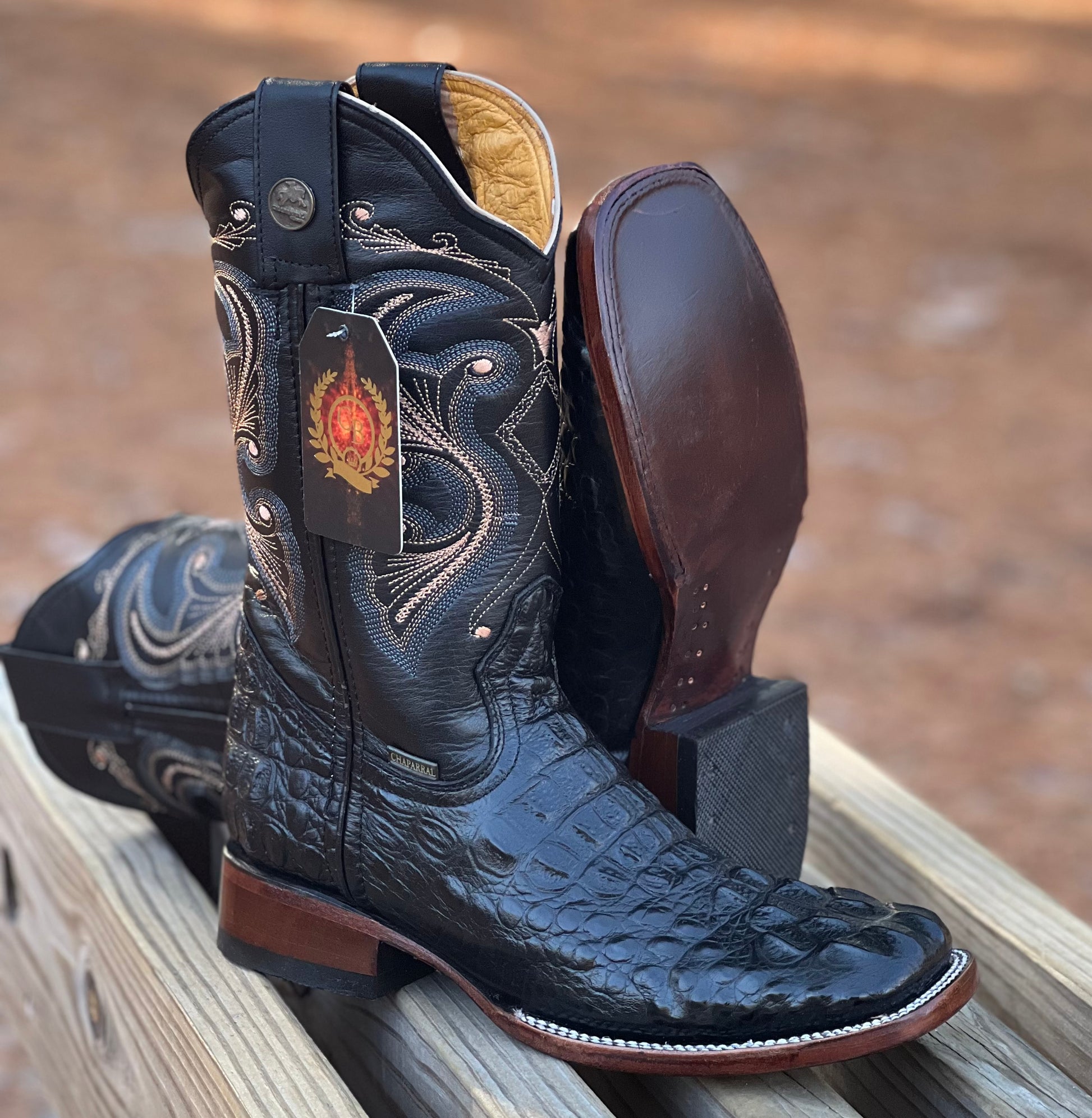 Bota Negra Inmitacion De Piel Cocodrilo - Main Image